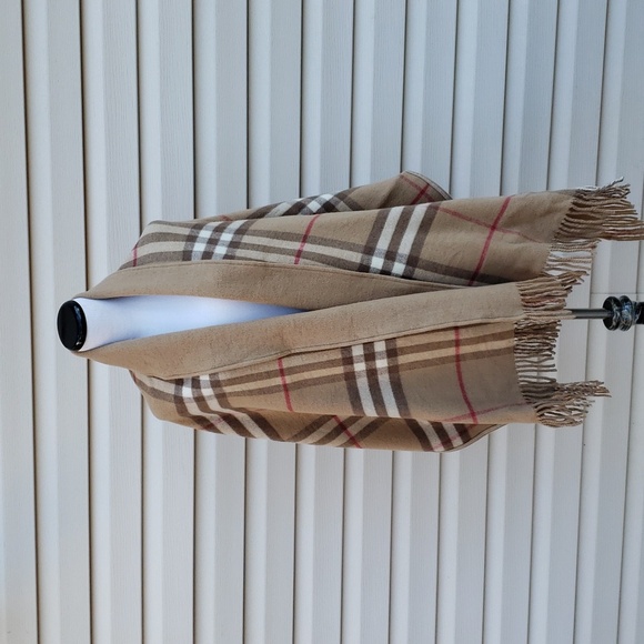 BURBERRY LARGE CHECK REVERSIBLE WRAP STOLE SCARF WITH POCKETS 100% CASHMERE - Picture 5 of 9